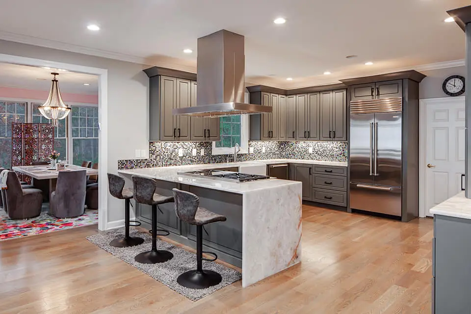 A beautifully remodeled modern kitchen